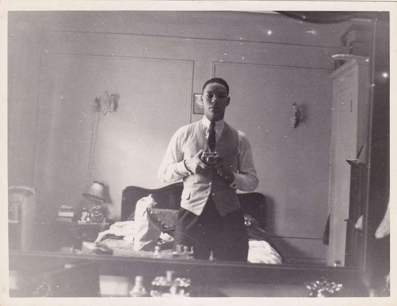 Mesmo antes de existir selfie, o ex-secretário de Estado americano, General Colin Powel tirou sua primeira selfie 60 anos atrás 