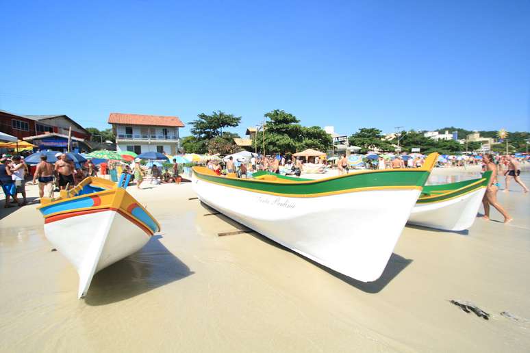 Algumas canoas que participam da competi&ccedil;&atilde;o s&atilde;o centen&aacute;rias