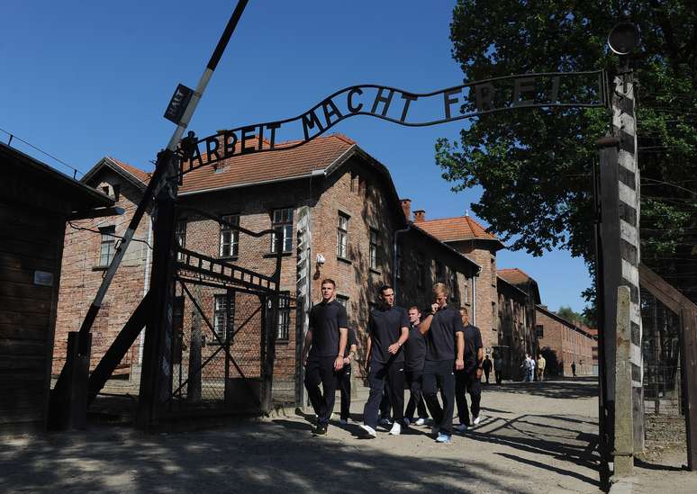 Visitantes conhecem antigo campo de concentração de Auschwitz, agora memorial, em junho de 2012