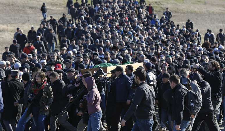 <p>Centenas de pessoas compareceram ao enterro de Rechat Ametov. Seu corpo foi achado em uma floresta a 20km de Simferopol</p>