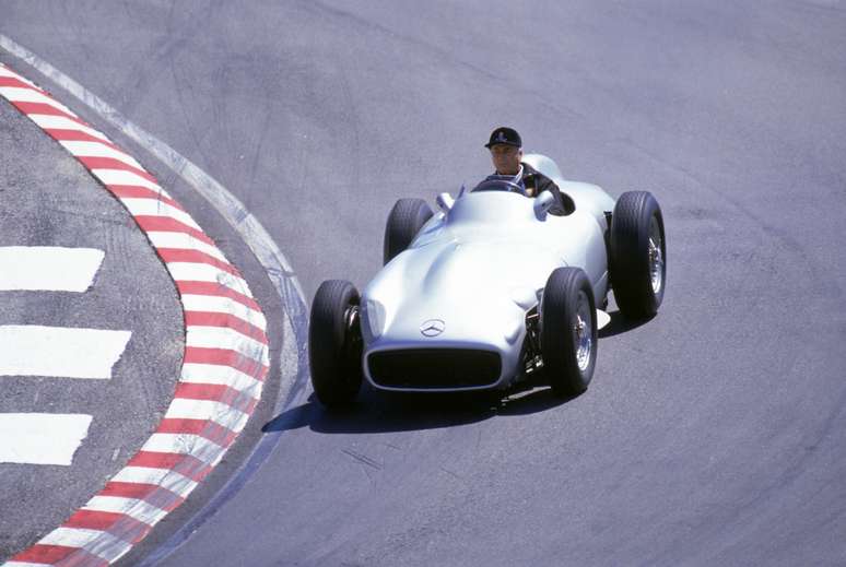 <p>Brasileiro lembrou apresentação de Fangio com carro antigo (foto); hoje, tricampeão se distrai com carros antigos e ocupa tempo com empresa de rastreamento</p>