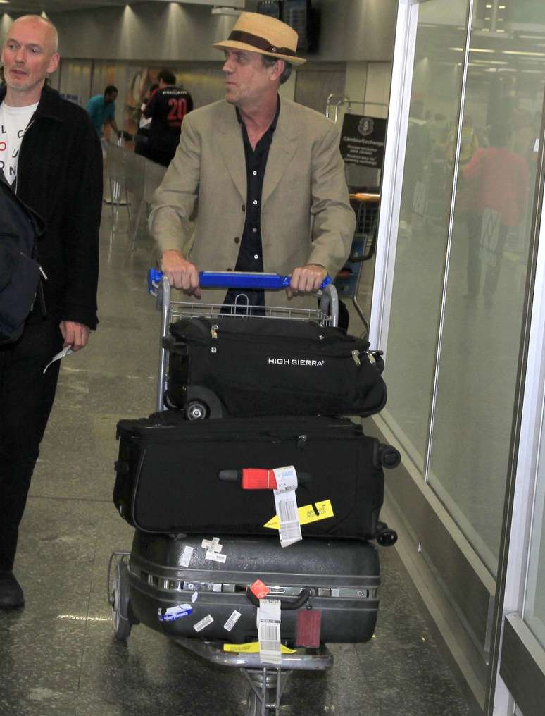<p>Conhecido por protagonizar a série de TV House, Hugh Laurie desembarcou no aeroporto internacional Tom Jobim, no Rio de Janeiro, na segunda-feira (18)</p>
