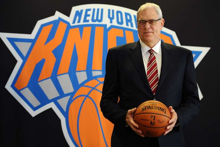 <p>Phil Jackson posa para as fotos no retorno ao time de Nova&nbsp;York</p>