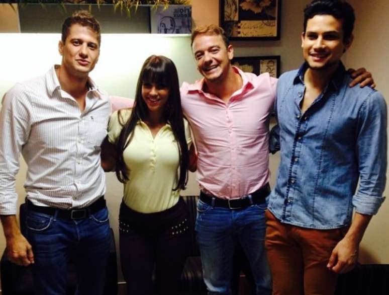 Carol Dias posou com Rog&eacute;rio Padovan (de camisa rosa) e Israel Novaes (&agrave; direita)