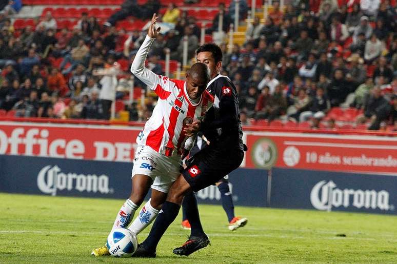 Cena triste no México, um jogo do futebol amador teve que ser