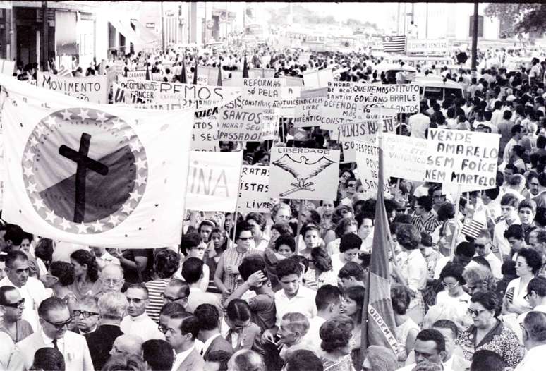 Marcha da Família reuniu cerca de 500 mil pessoas na praça da Sé, em São Paulo, no dia 19 de março de 1964