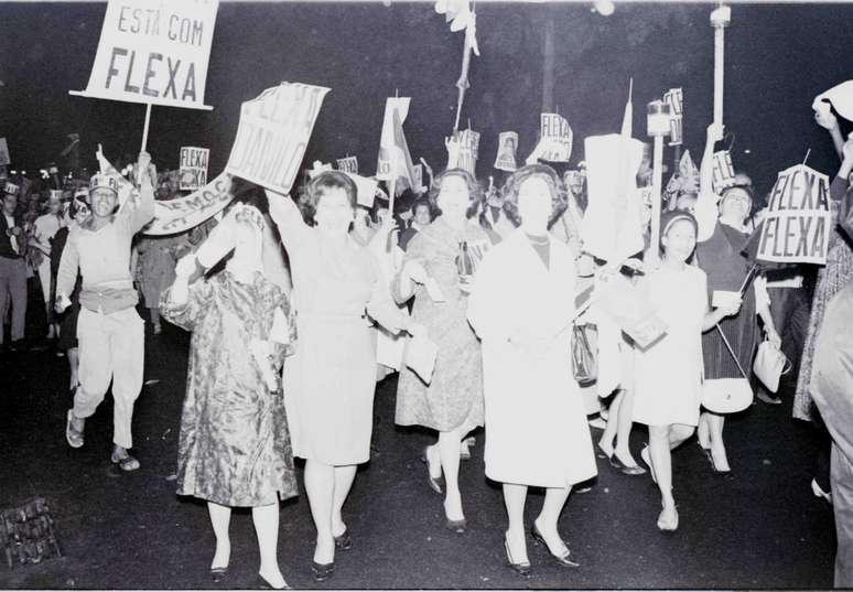 <p>Senhoras católicas tomaram as ruas contra Jango</p>