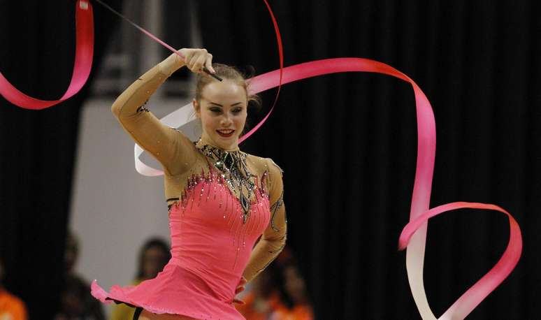 Angélica Kvieczynski em apresentação da ginástica rítmica