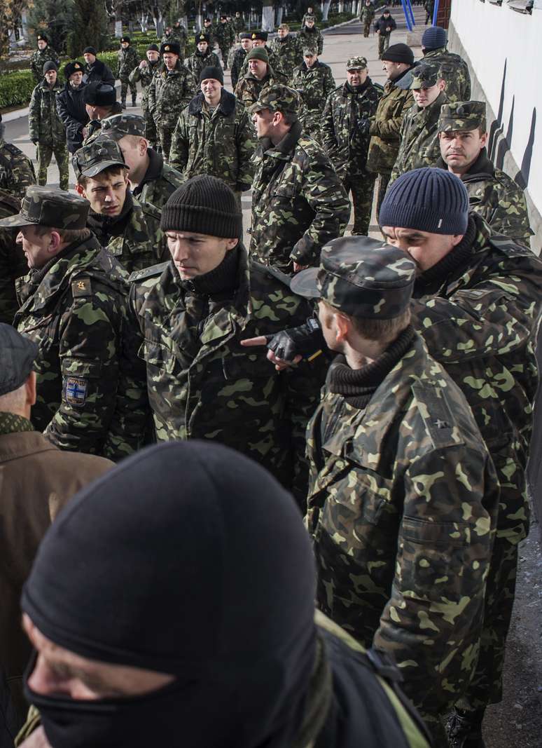 <p>Militares ucranianos em frente à sede da Marinha ucraniana em Sebastopol, na Crimeia, nesta quarta-feira, 19 de março</p>