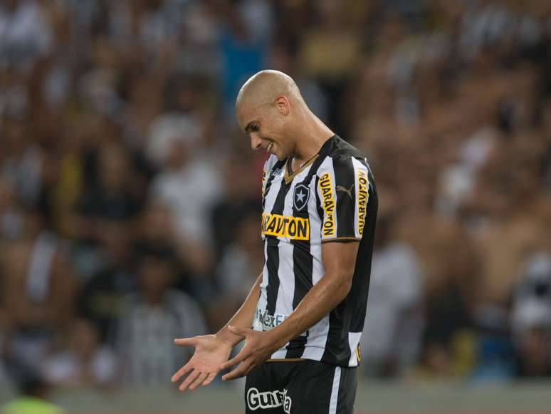 <p>Zagueiro D&oacute;ria vai refor&ccedil;ar o Botafogo em duelo de &quot;seis pontos&quot;</p>