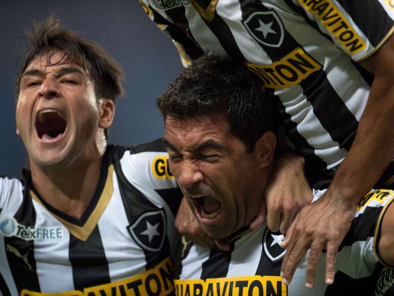 <p>Ferreyra comemora com Lodeiro o gol da vitória</p>