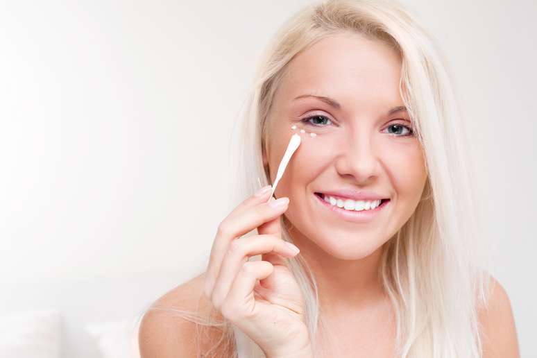 Para preservar a aparência jovem e saudável da região dos olhos, recomenda-se iniciar o uso de cremes específicos a partir dos 25 anos de idade