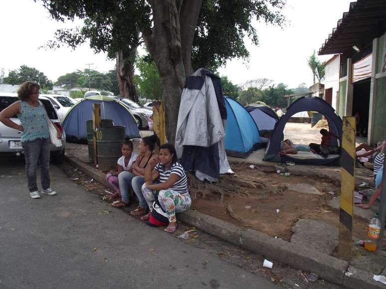 Esposas, mães e filhas dos detentos montam barracas em um acampamento improvisado do outro lado da rua do Complexo Penitenciário