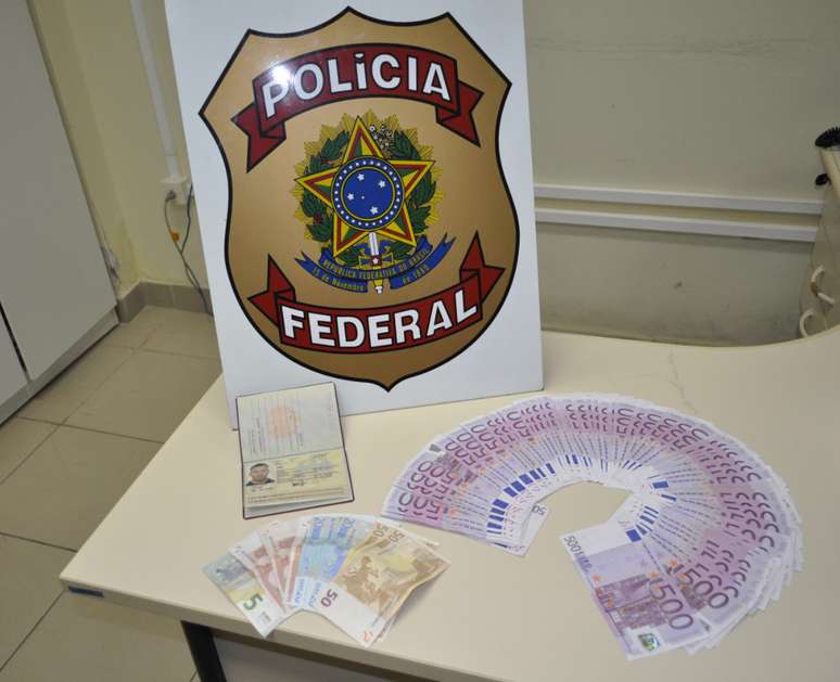 A vers&atilde;o dos detidos n&atilde;o convenceu a Pol&iacute;cia Federal: "acreditamos que Kube estaria trazendo este dinheiro, que n&atilde;o foi declarado, para Lange se manter no Pa&iacute;s", disse o porta-voz da PF Giovani Santoro