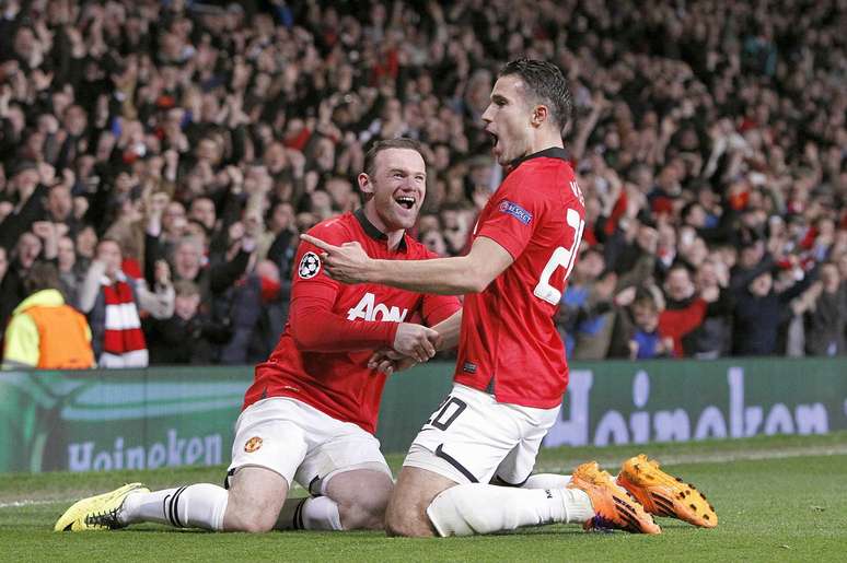 Rooney e Van Persie festejam terceiro gol do holand&ecirc;s, que saiu em cobran&ccedil;a de falta
