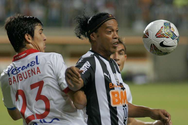 Ronaldinho perdeu pênalti, mas se redimiu com gol em nova penalidade