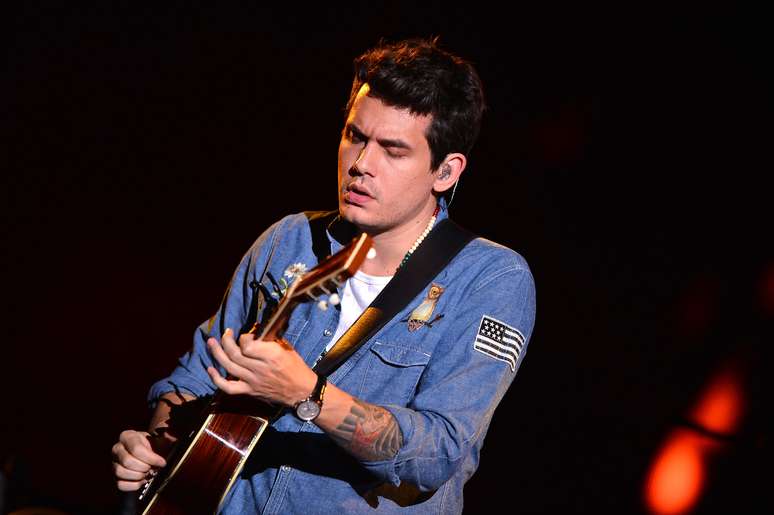 John Mayer exibe relógio em show