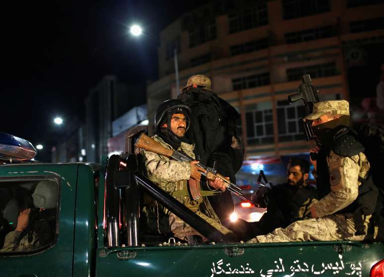 <p>Equipes de segurança afegãs cercaram o hotel Serena, em Cabul, durante o ataque de homens armados, nesta quinta-feira, 20 de março</p>