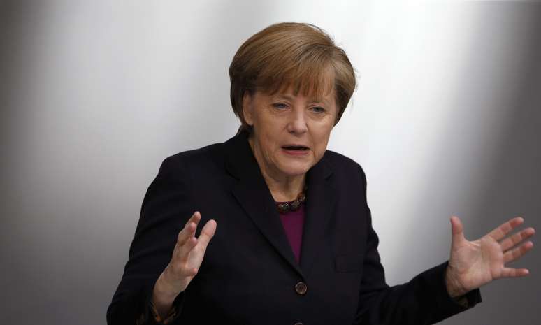<p>Merkel ao anunciar o aumento da lista de sanções a pessoas pró-Moscou</p>