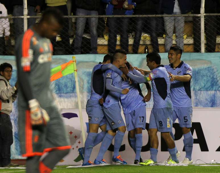 Bolívar fez gol logo aos 4min do primeiro tempo, com o ex-corintiano Arce