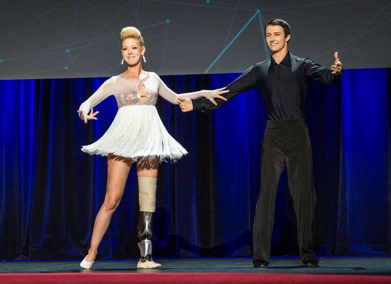 Boston: bailarina que perdeu perna em atentado volta ao palco