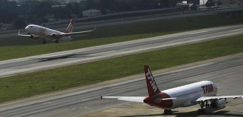 <p>Um Boeing 737-800 da Gol decola enquanto um Airbus A320 da TAM aterrisa no aeroporto de Congonhas, em S&atilde;o Paulo</p>