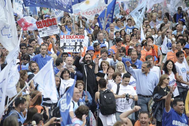 <p>Milhares de professores de Buenos Aires marcharam até a residência do governador Daniel Scioli na última quarta-feira, 19</p>