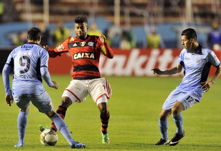 <p>Carlos Eduardo, sem espaço no Flamengo, está com negociações avançadas com o Coritiba</p>