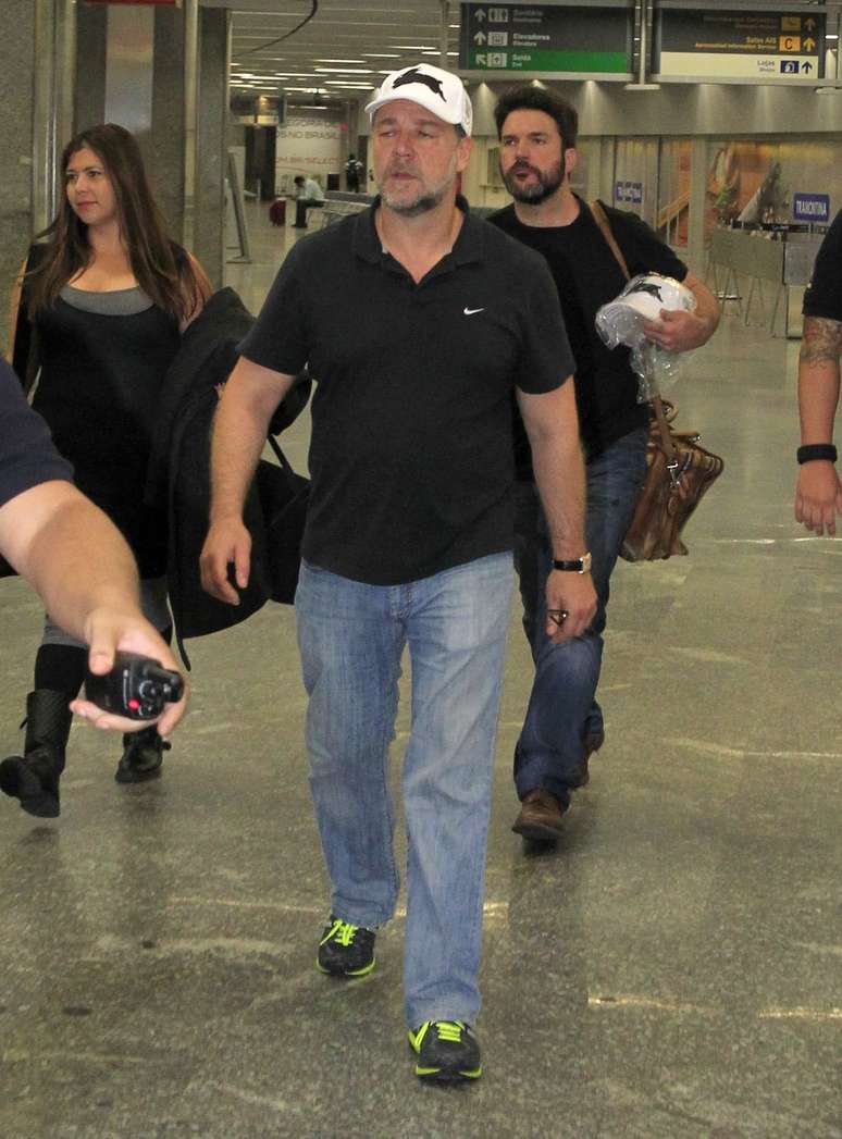 Russell Crowe desembarca no aeroporto Internacional Tom Jobim, no Rio de Janeiro.