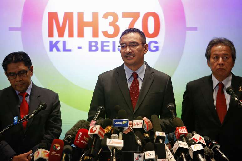 <p>Ministro dos Transportes da Malásia, Hishammuddin Hussein, ao centro, durante entrevista coeltiva sobre o avião malaio desaparecido, nesta quinta-feira, 20 de março, no aeroporto internacional de Kuala Lumpur</p>