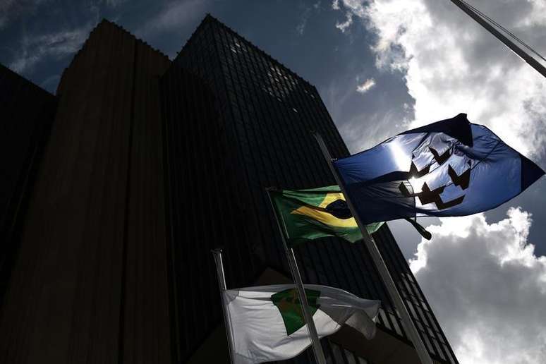 <p>Bandeira do Brasil vista fora da sede do Banco Central, em Brasília; instituição convive com déficit de servidores</p>