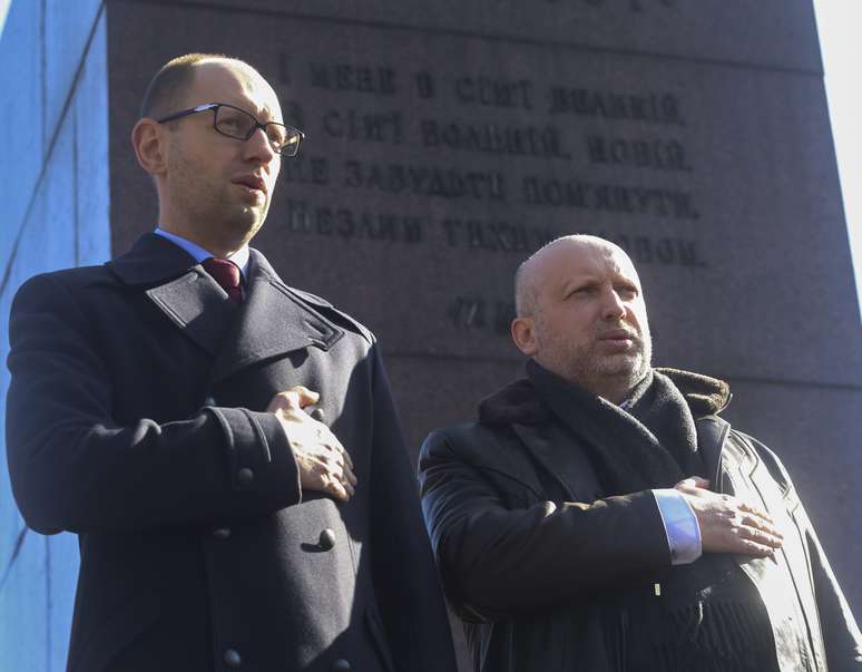 <p>Presidente interino da Ucrânia, Oleksander Turchynov, a direita, e o premiê, Arseniy Yatsenyuk, em frente ao monumento da praça central em Kiev, em 9 de março</p>