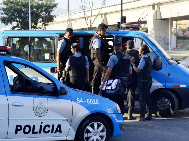 <p>O policiamento foi reforçado na manhã desta sexta-feira nas regiões das Unidades de Polícia Pacificadora (UPPs) atacadas por bandidos, principalmente no Complexo de Manguinhos. A Avenida Leopoldo Bulhões ficou fechada por quase seis horas e os moradores da comunidade passaram 12 horas sem luz</p>