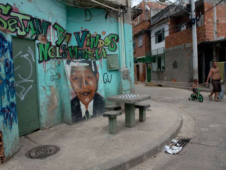 <p>Hoje à tarde, parte da favela do Mandela, no Complexo de Manguinhos, permanecia sem luz, e as aulas nas escolas da região foram suspensas, deixando cerca de 4 mil alunos em casa</p>