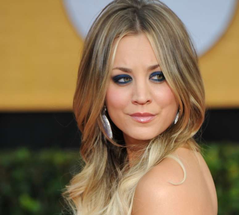 Kaley Cuoco consegue ser sexy com o cabelo repartido ao meio