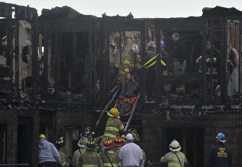 Equipe de resgate retira corpos das ruínas do motel em Nova Jersey que sofreu um incêndio nesta sexta-feira