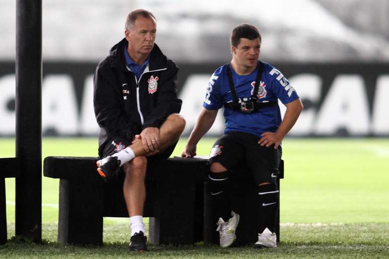Caio Tadeu Batista, que joga futsal na equipe de s&iacute;ndrome de Down do JR/ Corinthians, treina com equipe em homenagem pelo dia internacional da s&iacute;ndrome