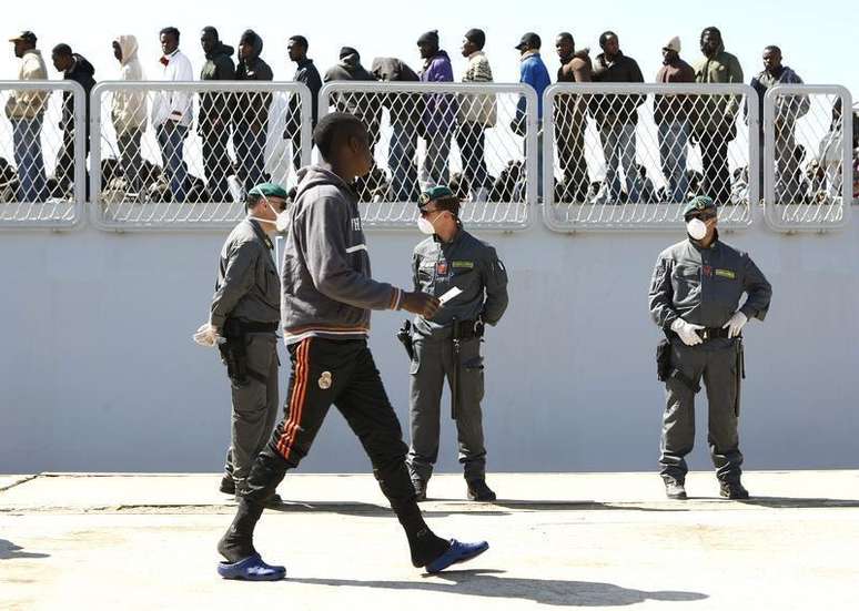 <p>Imigrantes no porto siciliano de Augusta perto de Siracusa. A Marinha da Itália resgatou mais de 4.000 imigrantes em barcos superlotados no mar Mediterrâneo, ao sul da Sicília, nos últimos quatro dias, e várias outras operações de resgate ainda estão em andamento, informaram autoridades nesta sexta-feira</p>