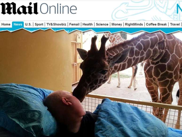 <p>O ex-funcionário do zoológico "ganhou um beijo" do animal</p>