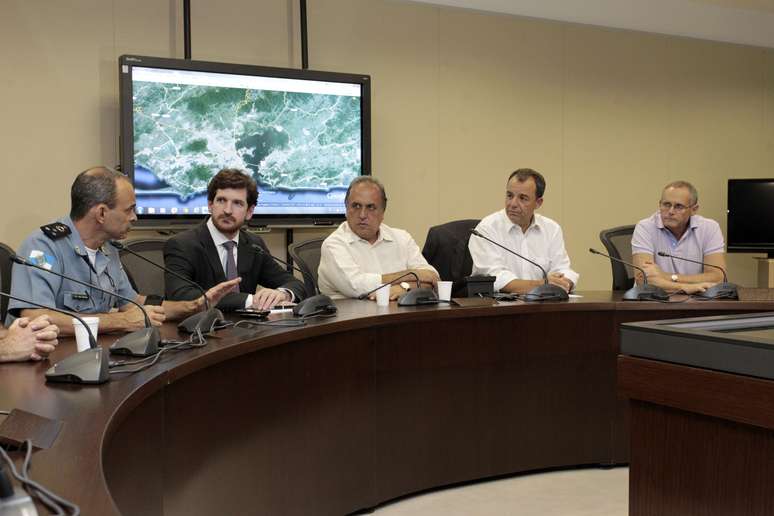 O anúncio foi feito após reunião do governador com o secretário de Segurança fluminense, José Mariano Beltrame, e o comando da Segurança Pública estadual