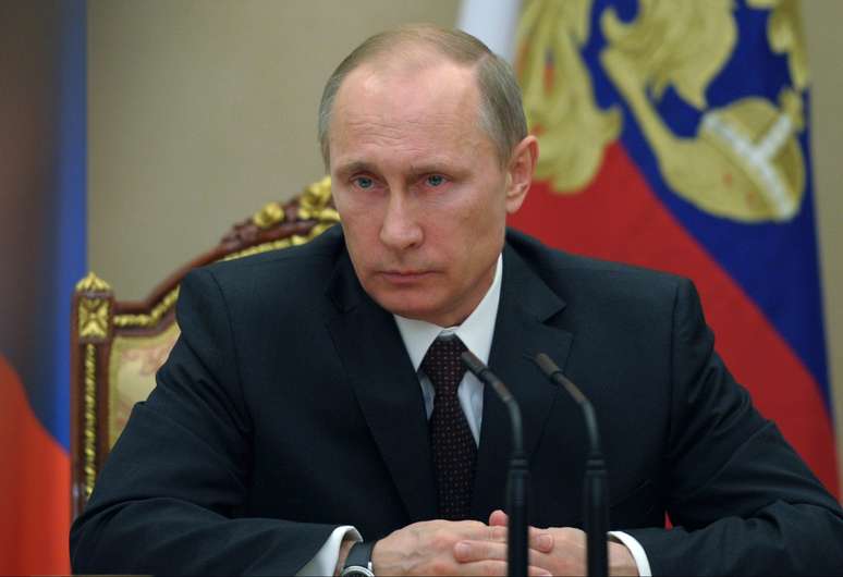 <p>Vladimir Putin falou em tom de brincadeira sobre as sanções impostas pelos EUA. Na foto, ele lidera uma reunião com o Conselho de Segurança, no Kremlin, em 21 de março</p>