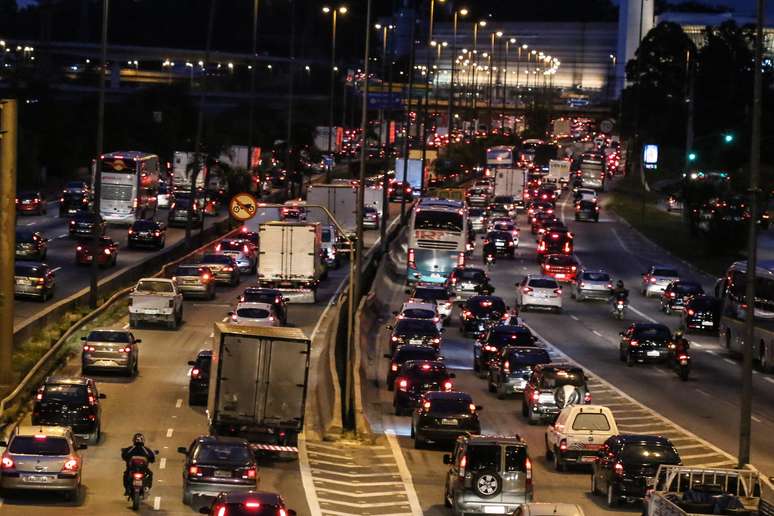 Trânsito na Marginal Tietê apresentou lentidão no sentido rodovia Castelo Branco