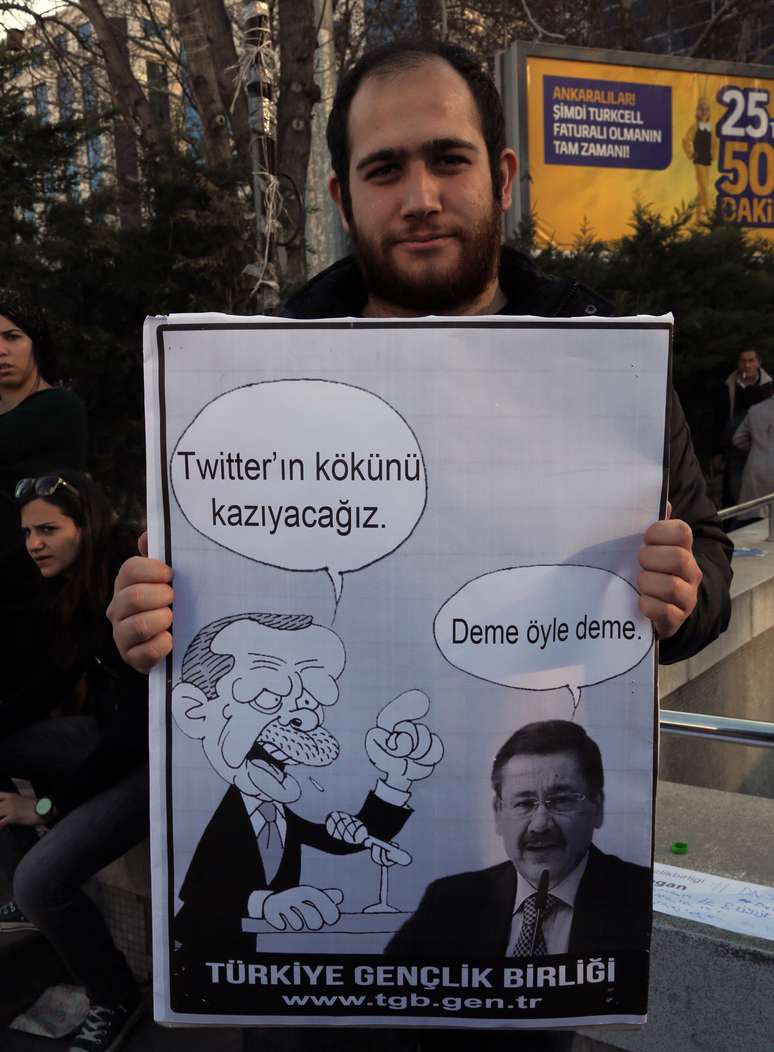 <p>Os membros da União da Juventude Turca seguram charges do primeiro-ministro da Turquia, Recep Tayyip Erdogan, durante um protesto contra a proibição de Twitter, em Ancara, na Turquia, nesta sexta-feira </p>