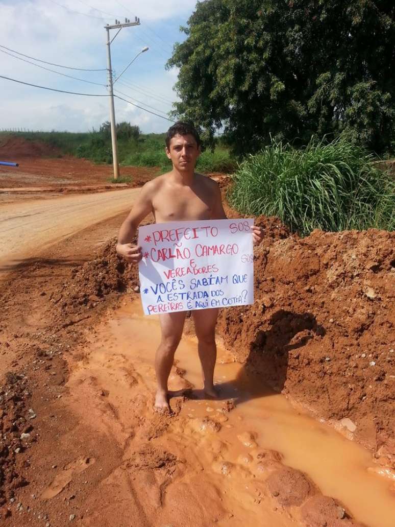 <p>Segurando cartaz, morador de Caucaia do Alto, em Cotia, protestou por melhorias na rua em que mora</p>