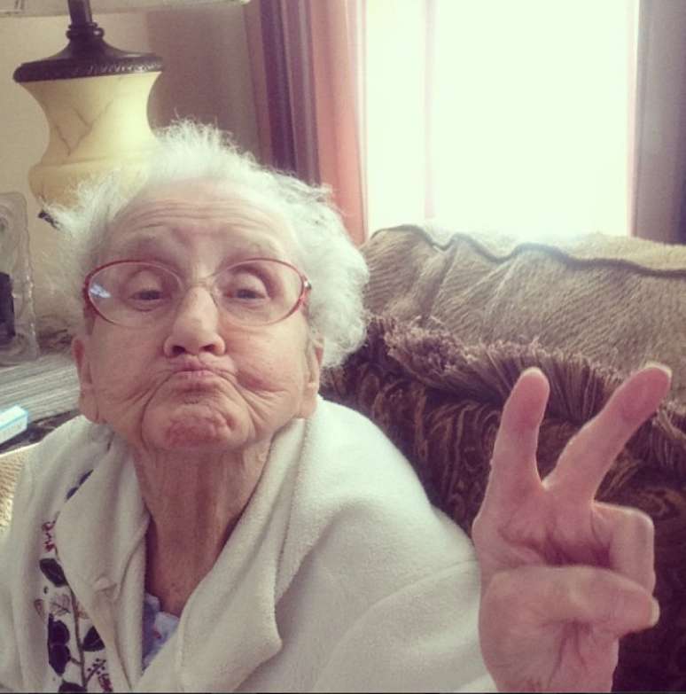 <p>Uma senhora de 80 anos foi diagnosticada com c&acirc;ncer no pulm&atilde;o, mas n&atilde;o se entregou &agrave; doen&ccedil;a, pelo contr&aacute;rio, virou viral na internet devido ao seu bom humor</p>