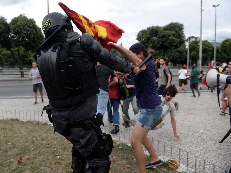 <p>Os manifestantes da marcha da fam&iacute;lia e um grupo contr&aacute;rio ao protesto&nbsp;passaram a se enfrentar, sendo dispersados pela PM, que usou balas de borracha e cassetetes<b> </b></p>