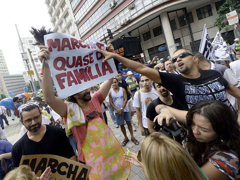 <p>Manifestantes também se irritaram com dois rapazes vestidos como mulheres e com cartazes com as mensagens Marchinha quase da família e Marcha praticamente da família </p>