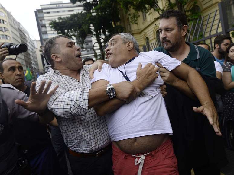 <p>Manifestantes com roupas vermelhas  cor da bandeira petista e também da comunista, alvo da marcha de 1964  foram hostilizados pelos manifestantes</p>