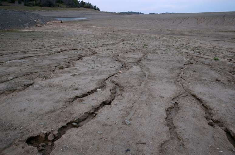 Califórnia, Estados Unidos: a terra seca e rachada é visível no que costumava ser o fundo de Folsom Lake março em 20, 2014, em El Dorado Hills, Califórnia. Agora em seu terceiro ano consecutivo de condições de seca, Califórnia está passando por sua mais seco ano no registro, que remonta 119 anos, e reservatórios em todo o estado têm baixos níveis de água. Folsom Lake, um reservatório localizado a nordeste de Sacramento, viu a sua capacidade de diminuir ao longo dos últimos 2 anos de seca com os níveis atuais em torno de 20% do normal