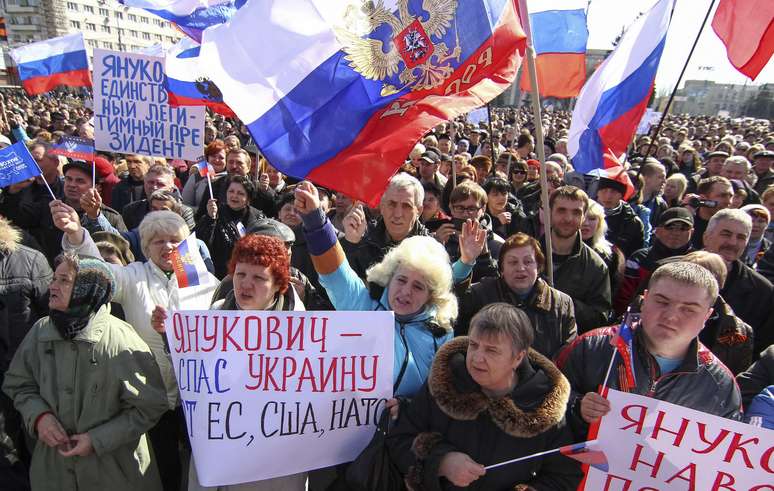 Manifestantes pró-Moscou lotaram as ruas da cidade de Donetsk, neste sábado 22 de março